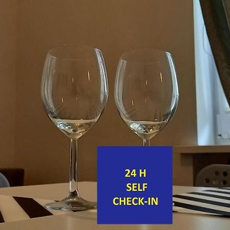 Self Check-In Targi Lotnisko Parking B Appartamento Poznań Esterno foto
