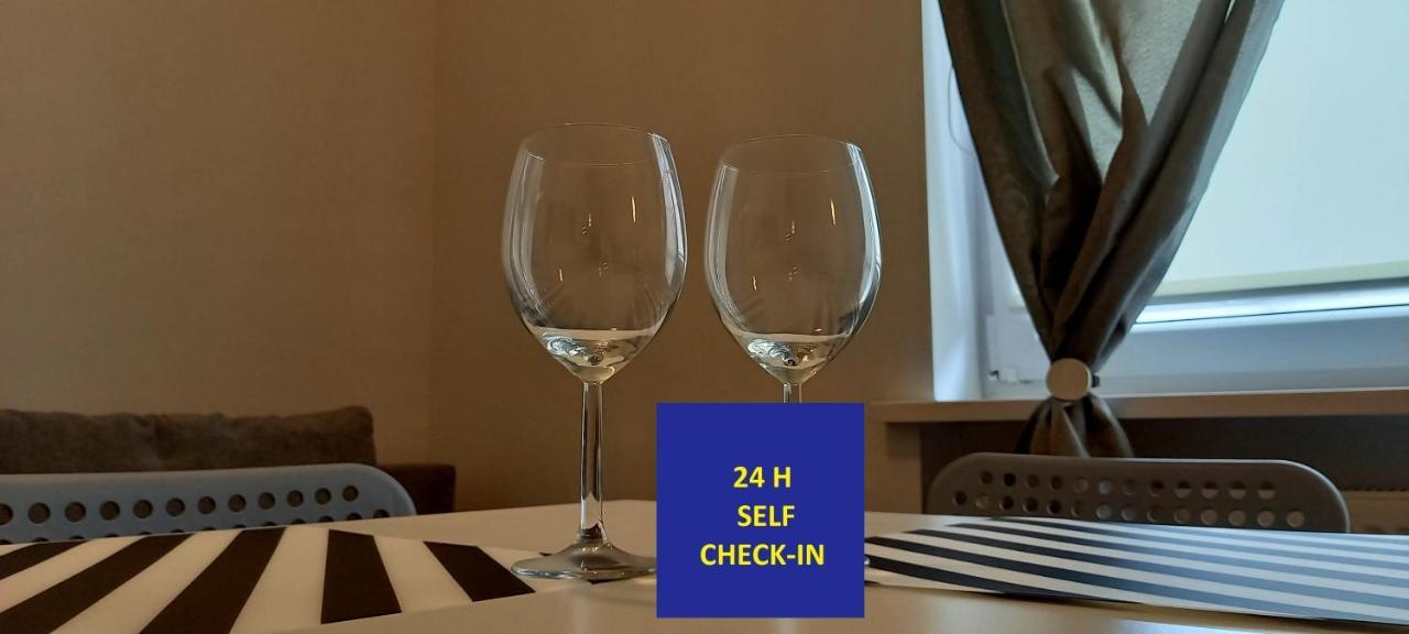 Self Check-In Targi Lotnisko Parking B Appartamento Poznań Esterno foto
